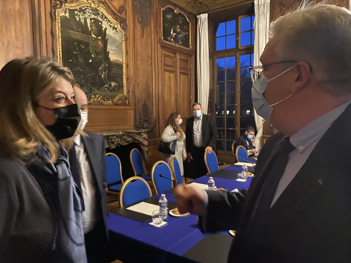 francletkarine's tweet photo. Cérémonie d'installation de la commission nationale de réflexion sur la nouvelle génération des #ContratsDeVille qui rassemble 8 maires, 8 parlementaires et 8 associations au niveau national. 
Je remercie @NadiaHAI78 pour m'avoir associée à ce projet de la politique de la Ville. https://t.co/o7ZthMBGU1