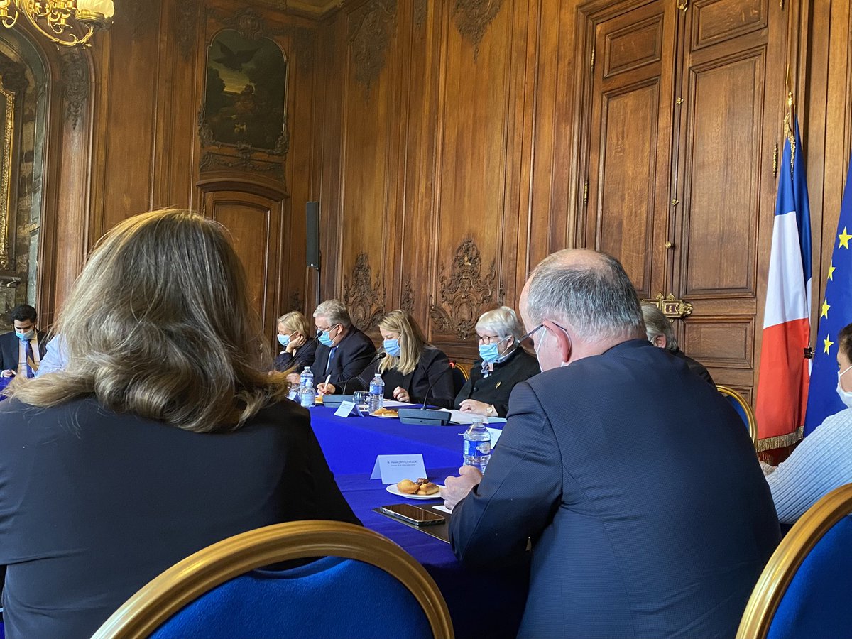 francletkarine's tweet photo. Cérémonie d'installation de la commission nationale de réflexion sur la nouvelle génération des #ContratsDeVille qui rassemble 8 maires, 8 parlementaires et 8 associations au niveau national. 
Je remercie @NadiaHAI78 pour m'avoir associée à ce projet de la politique de la Ville. https://t.co/o7ZthMBGU1