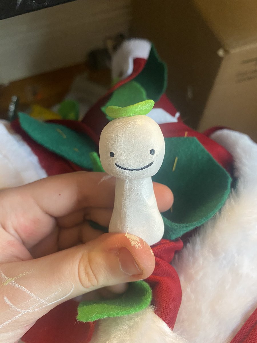 madebymcgee's tweet photo. a funny little blob for a cosplay! inspired by @whispering_blob 
he comes with a little magnet so I can perch him on my shoulder :>> https://t.co/zGqL95zw0R
