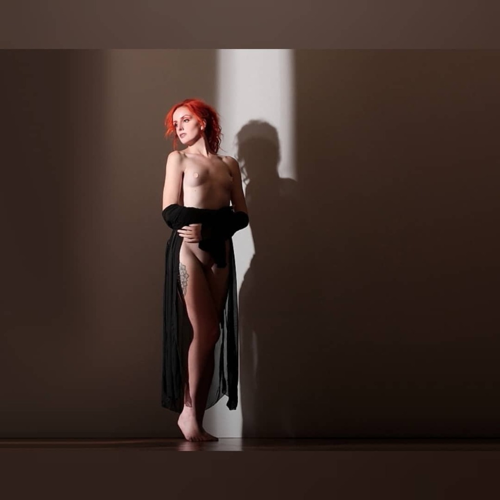 jessikablaze's tweet photo. When it's too warm to wear a coat but too cold to take it off so u just kinda have it hanging like this
Shot by Orson Carter
.
.
.
.
.
.
#implied #impliedmodel #artnudephotography #nudeart #impliednudel #sheerfabric #sheerrobe #boudoirmodels #redheadmode… https://t.co/akKxbpq87Y https://t.co/8c1cOipW8l