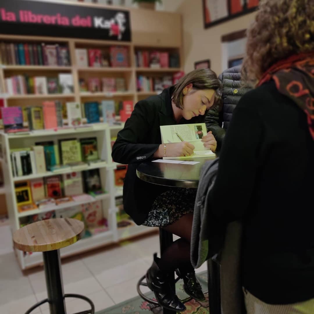 EdicionesR's tweet image. Éxito arrollador de Claudia Marqués en la presentación de su ópera prima "Las sonrisas que se convirtieron en aire" . El pasado sábado 27 Claudia presentó en la Librería del Kaf de Valencia su primer libro y tuvo una acogida espectacular.  ¡Muchas felicidades!