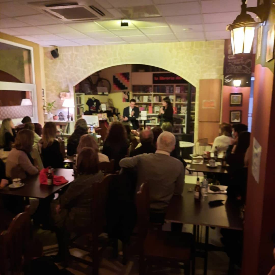 EdicionesR's tweet image. Éxito arrollador de Claudia Marqués en la presentación de su ópera prima "Las sonrisas que se convirtieron en aire" . El pasado sábado 27 Claudia presentó en la Librería del Kaf de Valencia su primer libro y tuvo una acogida espectacular.  ¡Muchas felicidades!