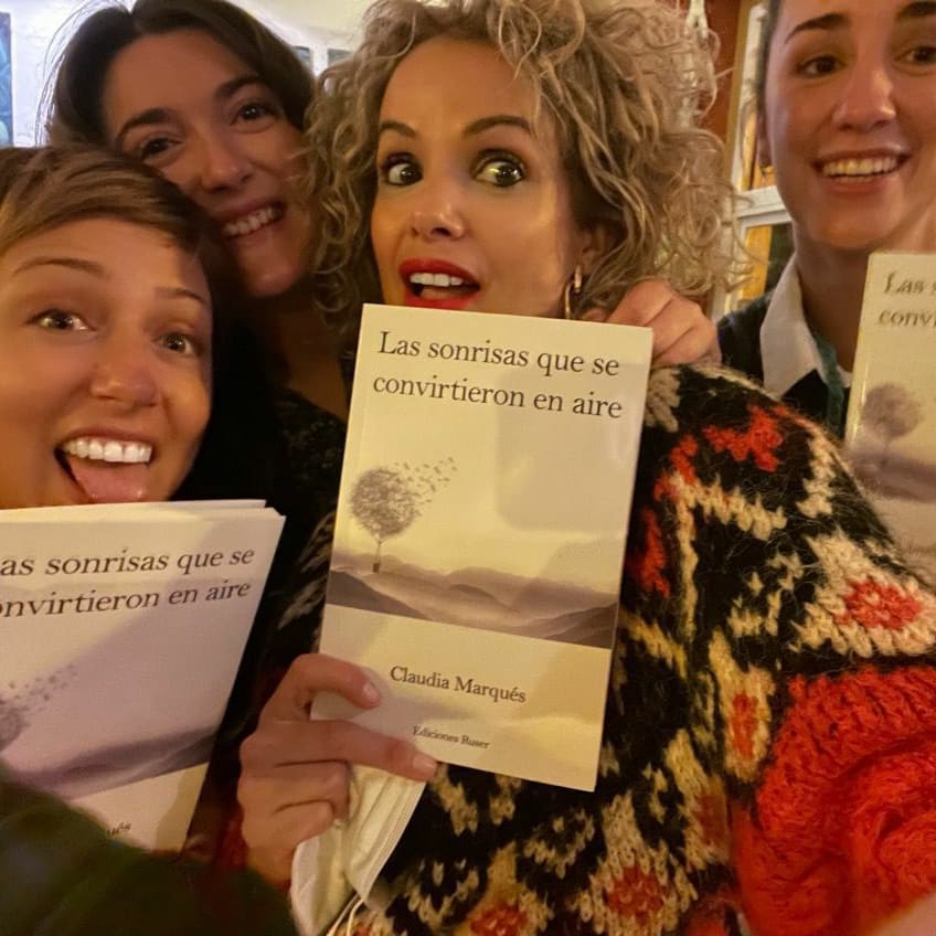 EdicionesR's tweet image. Éxito arrollador de Claudia Marqués en la presentación de su ópera prima "Las sonrisas que se convirtieron en aire" . El pasado sábado 27 Claudia presentó en la Librería del Kaf de Valencia su primer libro y tuvo una acogida espectacular.  ¡Muchas felicidades!