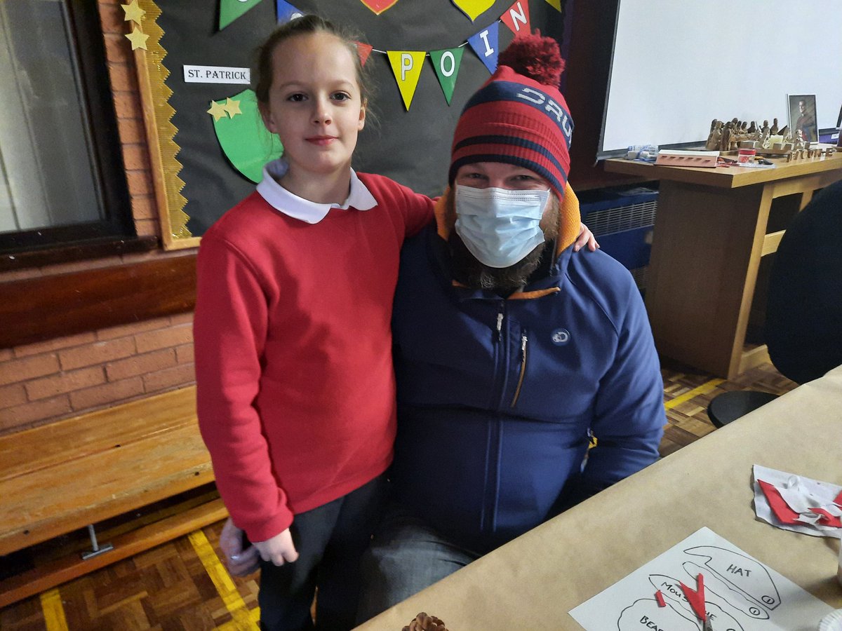 SacredHeart_RCP's tweet photo. Children in KS2 are feeling in the festive spirit after taking part in a Christmas art and craft session with their parents. The snow outside made Sacred Heart feel like a winter wonderland! ❄☃️#Advent #Christmas2021 https://t.co/PuvI8ldwMg