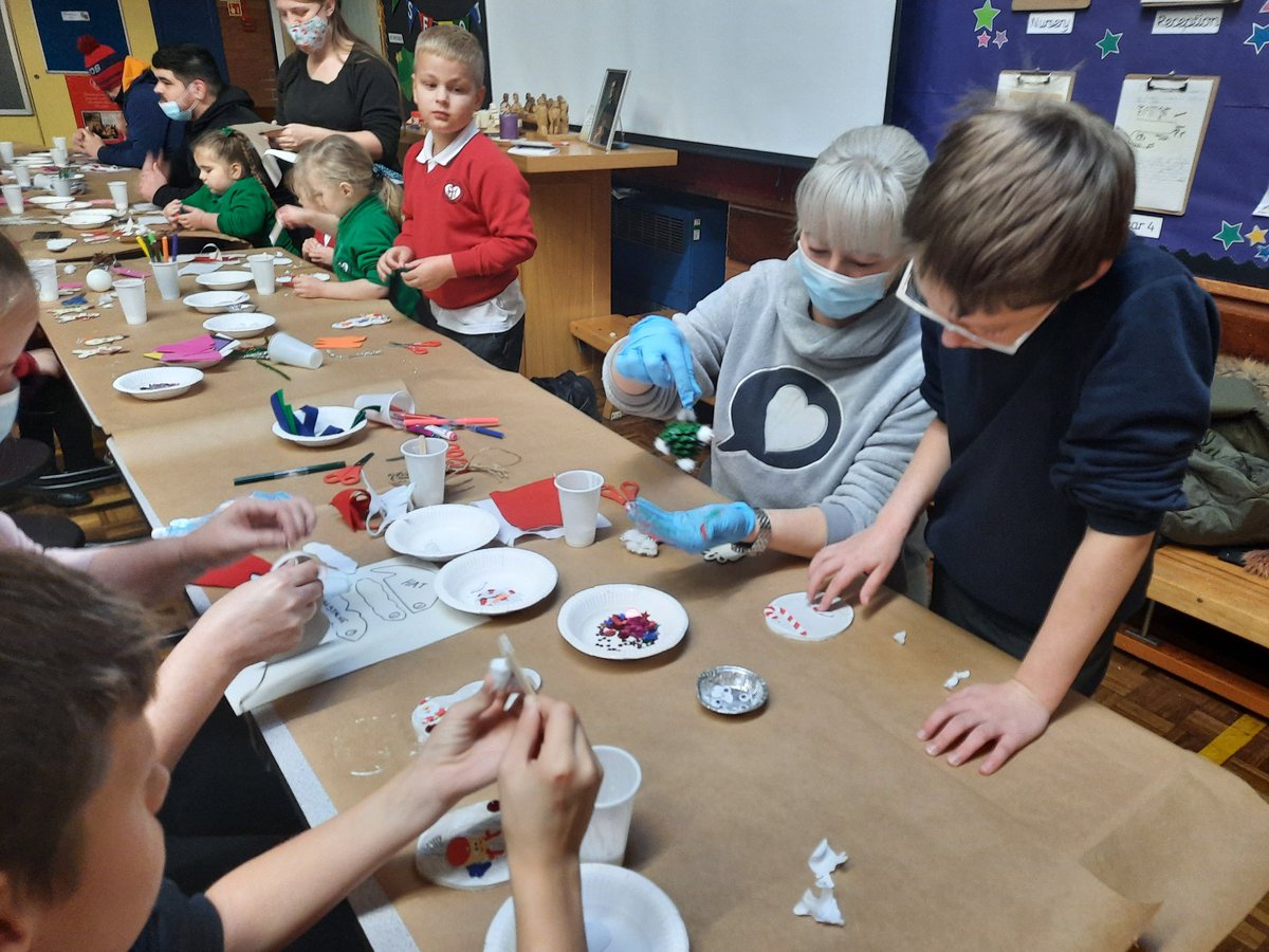 SacredHeart_RCP's tweet photo. Children in KS2 are feeling in the festive spirit after taking part in a Christmas art and craft session with their parents. The snow outside made Sacred Heart feel like a winter wonderland! ❄☃️#Advent #Christmas2021 https://t.co/PuvI8ldwMg