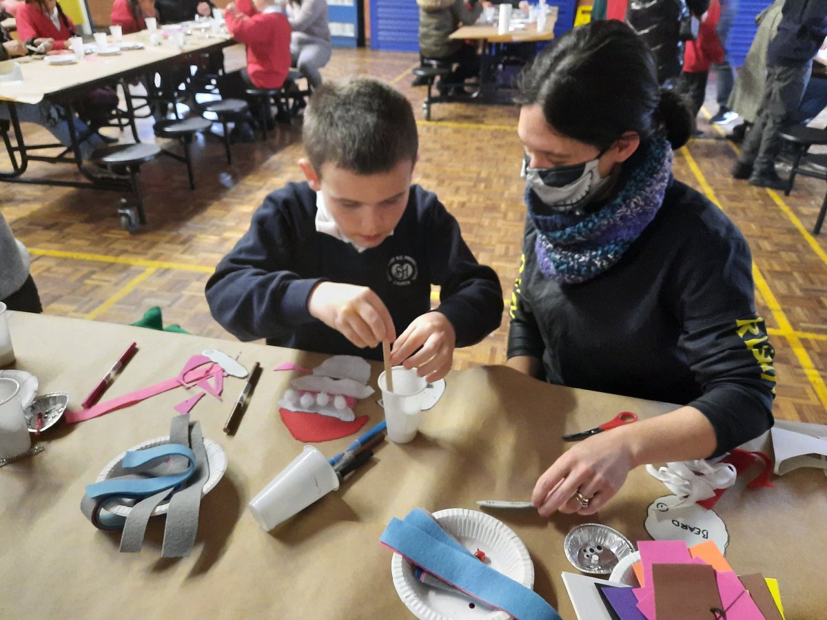 SacredHeart_RCP's tweet photo. Children in KS2 are feeling in the festive spirit after taking part in a Christmas art and craft session with their parents. The snow outside made Sacred Heart feel like a winter wonderland! ❄☃️#Advent #Christmas2021 https://t.co/PuvI8ldwMg