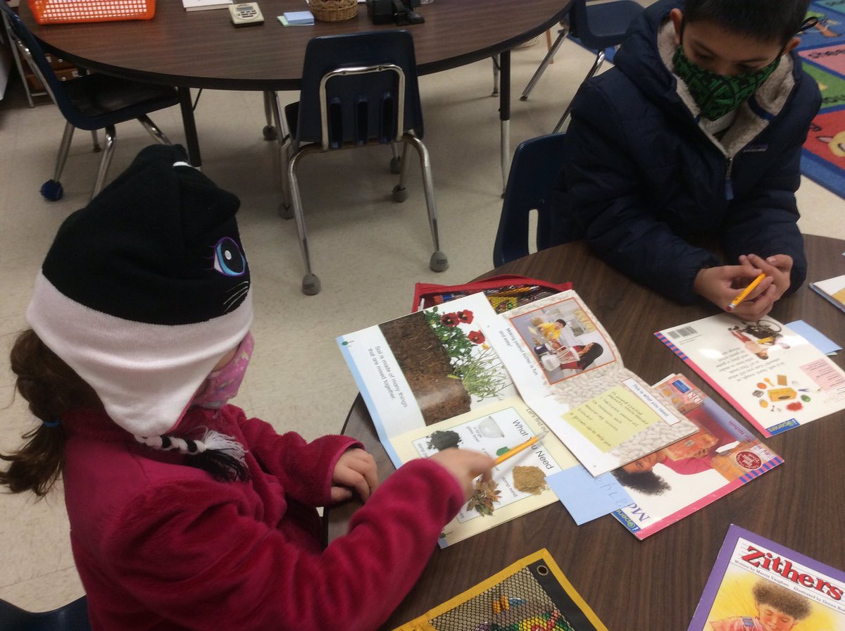 tchanatski's tweet photo. What do you notice in How-To books? 📚🧐💭👀@Hubbard_School @LanguageArtsRSD #immersion #writingunit #inquiry #EnhancingTheStudentExperience #textfeatures https://t.co/jFsJevwGBZ