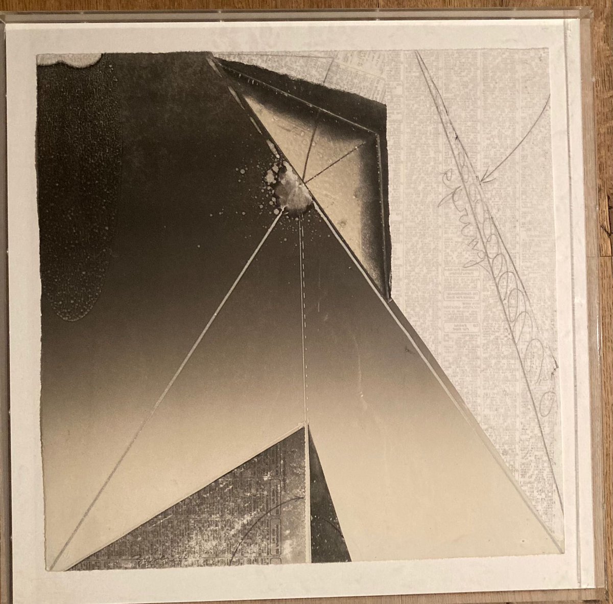 Deze collage gekocht op de veiling in de vishal in Haarlem van kunstwerken uit nalatenschap van verzamelaar Bart Spoorenberg. Weet iemand welke kunstenaar het zou kunnen zijn? Hij verzamelde veel van Haarlemse kunstenaars. Bij kavel stond: Buker? en jaartal 1998