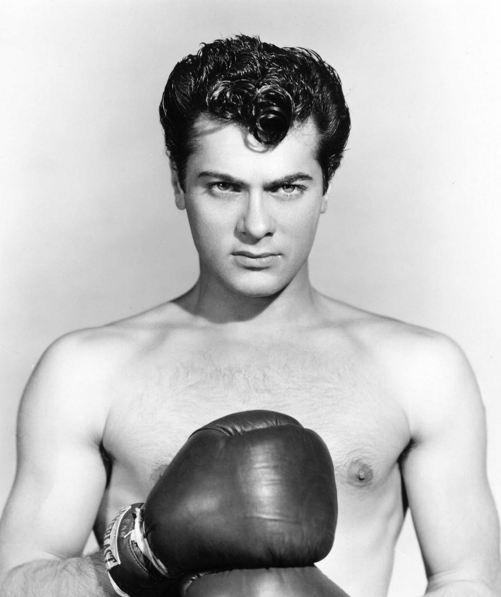 JuanmadelaPoza's tweet photo. Un jovencísimo #TonyCurtis en una foto publicitaria de #FleshAndFury (1952), de #JosephPevney. En este competente #Drama el famoso #Actor interpreta a un #Boxeador sordomudo que conoce a una #MujerFatal (#JanSterling) que lo seduce por conveniencia para ganarse unos cuartos. https://t.co/TSf7VLwA1R