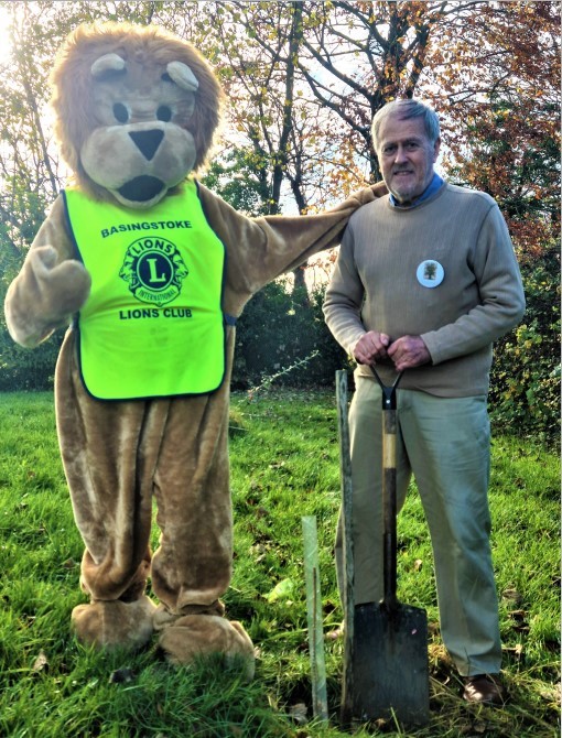 QGCanopy's tweet photo. Thank you to @basingstokelion for planting 30 #JubileeTrees across #Basingstoke🎉 

Their Club President Rex Sindon helped to plant trees with the supervision of their loyal mascot Lennie the Lion🦁 

Trees are being planted across the community in hospitals, parks and schools🌳 https://t.co/Neuka0YHlW