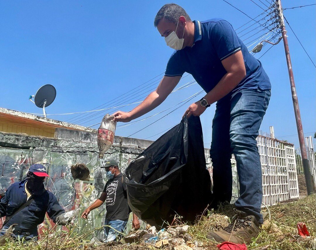 anztieneconque's tweet photo. #EnFotos || El Gobernador del estado @luismarcanos continúa trabajando día a día por el bienestar del pueblo, por la Renovación y por la construcción de la mejor década de Anzoátegui 

Al trabajo no le gana nadie💪🏻 

#LaCosaEsCumpliendo 
#AnzoáteguiPorLaRenovación https://t.co/qMRAo1JidP