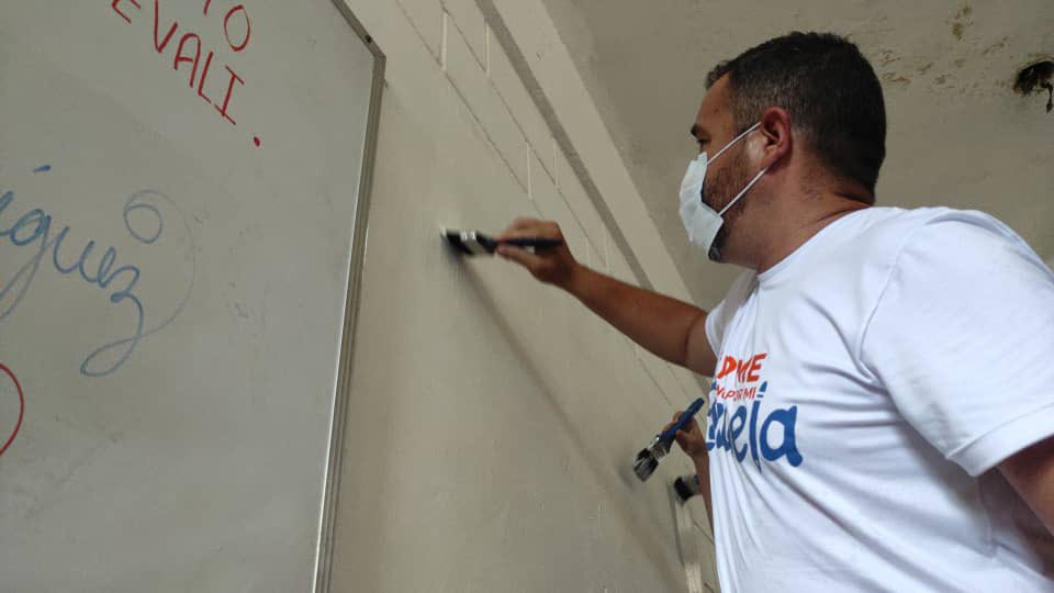 anztieneconque's tweet photo. #EnFotos || El Gobernador del estado @luismarcanos continúa trabajando día a día por el bienestar del pueblo, por la Renovación y por la construcción de la mejor década de Anzoátegui 

Al trabajo no le gana nadie💪🏻 

#LaCosaEsCumpliendo 
#AnzoáteguiPorLaRenovación https://t.co/qMRAo1JidP