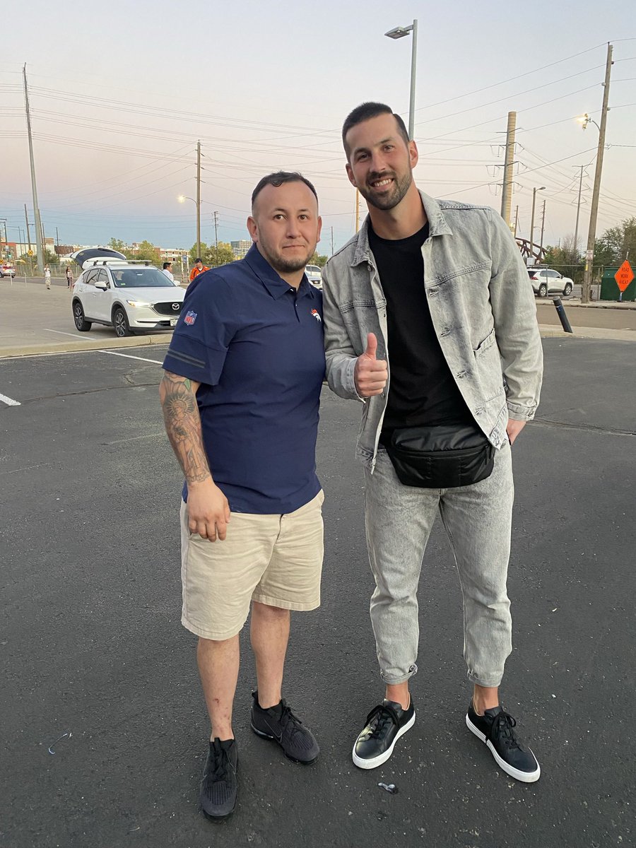 UrielA7's tweet photo. @thekidmcmanus A dream is taking a picture with the best kicker in the nfl that had 800 career points. Congratulation @thekidmcmanus https://t.co/m2F7Fzo9gi