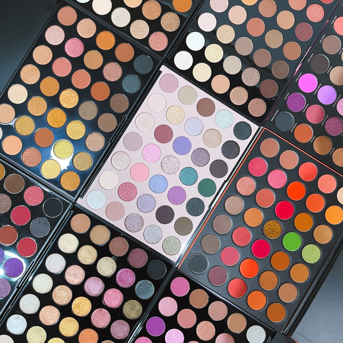 MorpheBrushes's tweet image. THE BIG F̶R̶I̶D̶A̶Y̶ MONDAY SALE! 🎉 

if you could only pick 1 of our #morphe 35-pan palettes, which would it be? 👇

DOUBLE TAP if you're ready to grab all these palettes starting at $10 usd! 🎊 

#morphe #morphebrushes #morphebabe