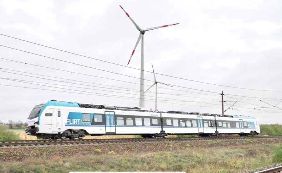 Низкопольный аккумуляторный поезд Stadler AKKU прошёл на испытаниях в Германии целых 185 км в неблагоприятных климатических условиях зимой и летом, с непредвиденными остановками в пути

vk.com/wall-187896666…
#за_низкий_пол
#низкопольные_поезда
#доступная_среда
#Stadler
#FLIRT