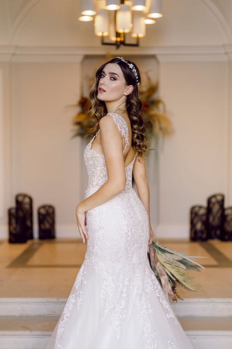 SantFfraedHouse's tweet photo. STAIRWAY TO HEAVEN //
How gorgeous does India Rose look in these stunning shots?
We’re obsessed!
Experience the magic of Sant Ffraed House in person at our showcase this Saturday, and prepare to be enchanted
#SantFfraedHouse #WeddingInspo #OldwallsCollection https://t.co/5vHryxAPvm