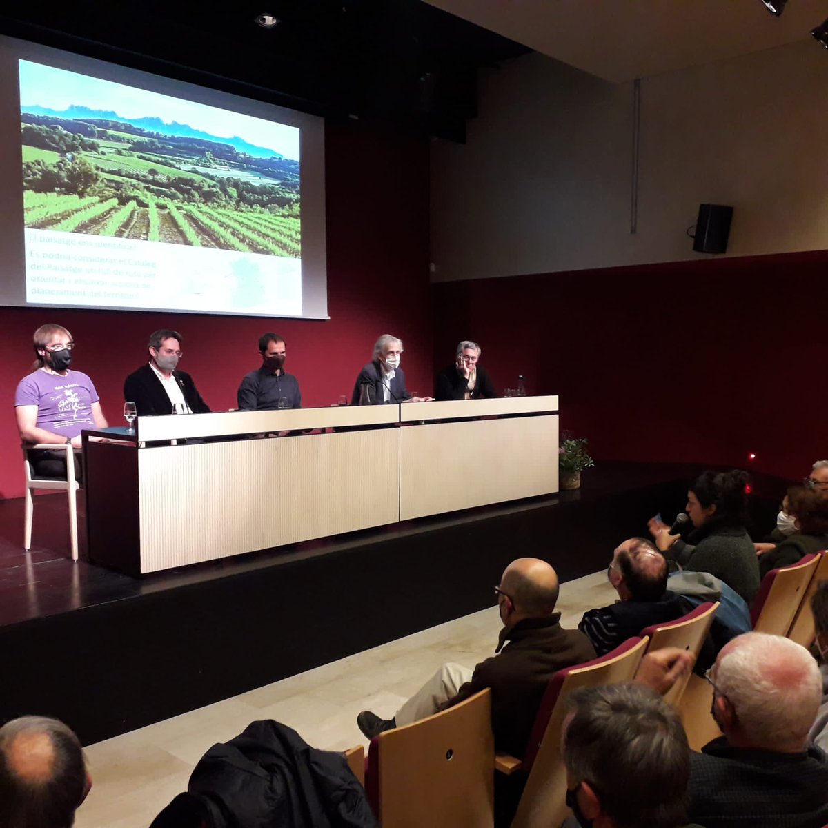 vinseum's tweet photo. El #debat sobre els #valors del/s #paisatge/s del #Penedès continua amb unes quantes veus que s'hi afegeixen des de dalt i des de baix de la taula #CEPvi #urgència #consciència #territori https://t.co/mFk54aeVwV