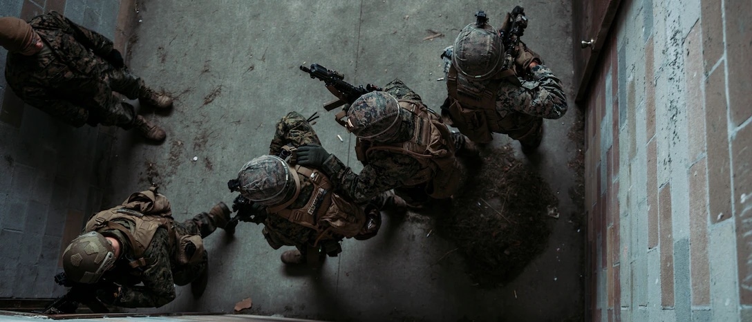 sandboxxnews's tweet photo. Marines clearing a room as part of close quarters combat training.

#marines #marinecorps #usmc #roomclearing #training #shoothouse #tactical #practice #closequarters #cqb #cqb #combatengineer #2ndmardiv #picoftheday #coolpic #militarypics https://t.co/61Lnm47tYh