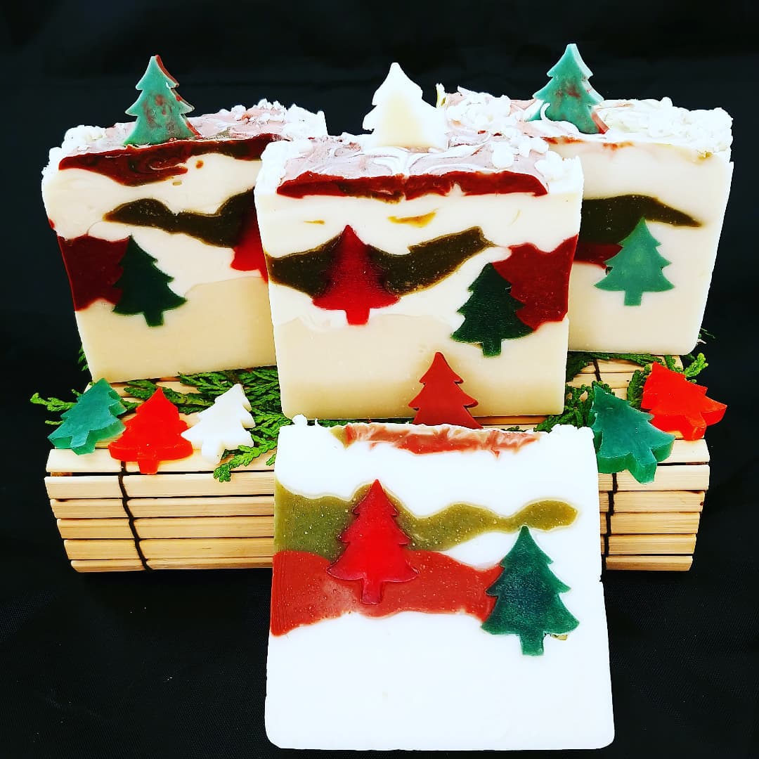 SoapHut's tweet photo. Joining in on our Holiday Soap Collection is Noel. Scented with a crisp blend of pine, fir needles, cedar bark and eucalyptus.
#soap #handmade #naturalsoaphouse #naturalsoapnaturalclean #soaps #naturalsoapph #StockingStuffer https://t.co/iGoJFCMdmq