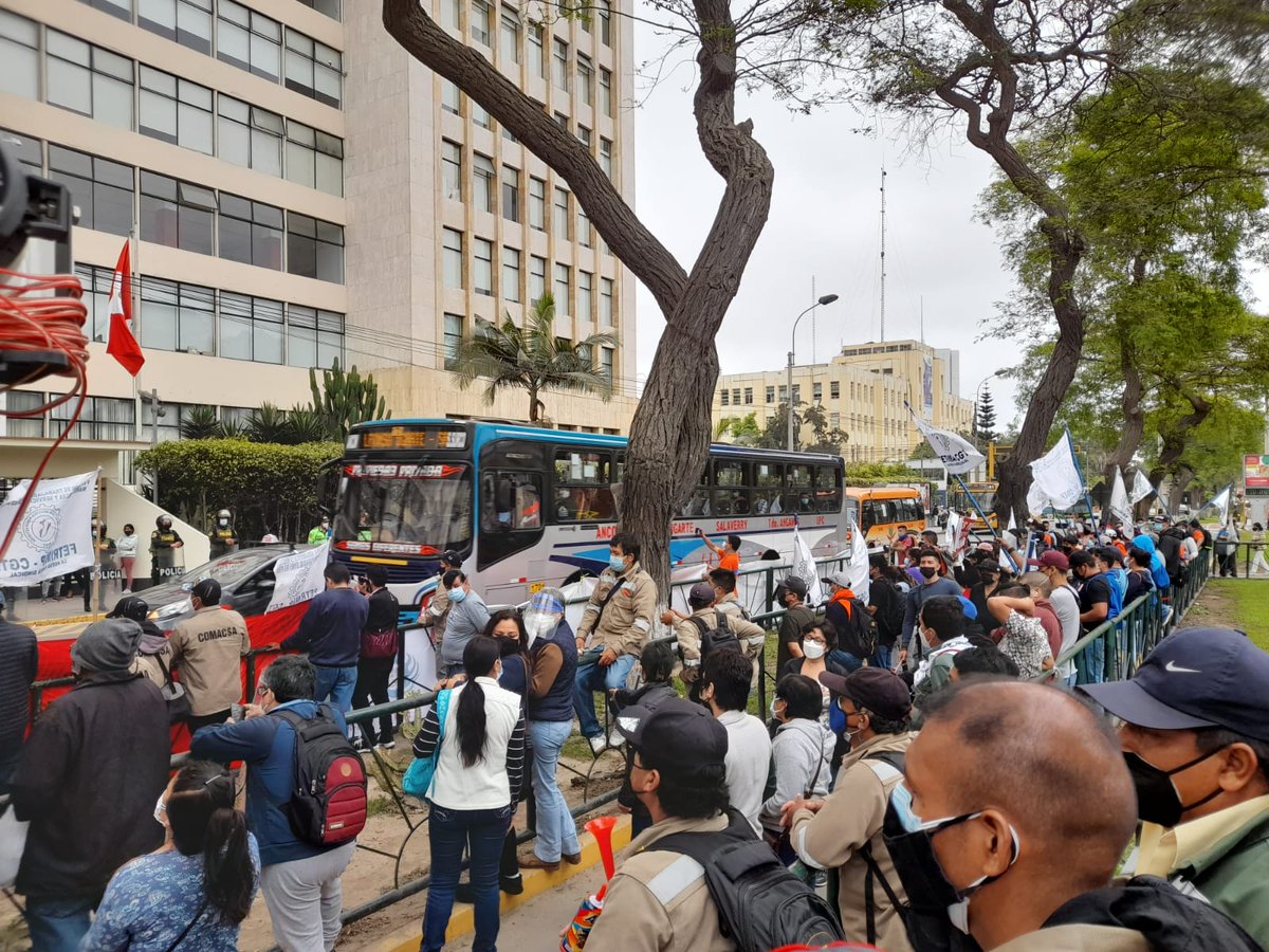 FETRIMAP_CGTP's tweet photo. Planton en @MTPE_Peru contra @BetssyChavez y sus directores de trabajo por las resoluciones indebidas en huelgas y ceses colectivos.

Con el apoyo de @cgt_peru, se concreto la reunion con el Viceministro de Trabajo. https://t.co/jaMSfIWlza