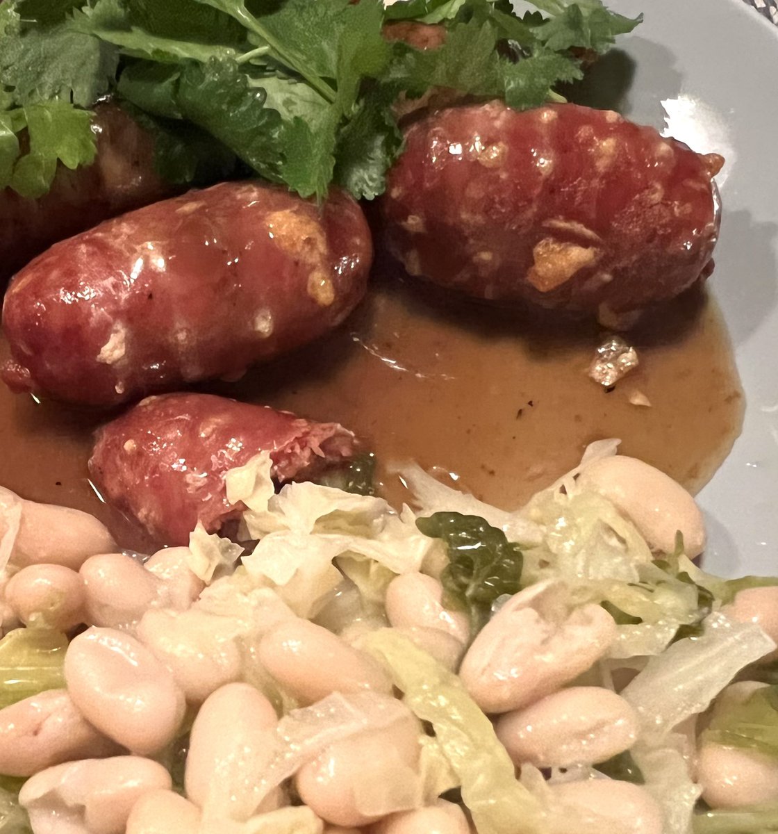CVlattas's tweet photo. Grilled Tuscany spicy sausages, borlotti beans and braised cabbage, coriander and thin gravy -
.
#simpleMonday at the Emerald Isle #2LouBay #Dublin https://t.co/FlNvwHF6Ad