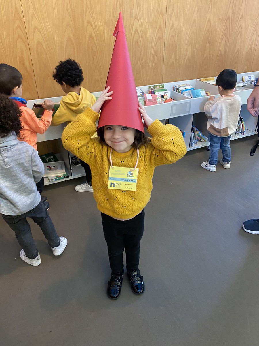 GeorginaMDC's tweet photo. Divendres els Troglos vam anar a la Biblioteca. L’Albert ens va estar explicant històries i contes màgics que ens van encantar 😍😍@escolamdcprat https://t.co/QtHuiNLsOC