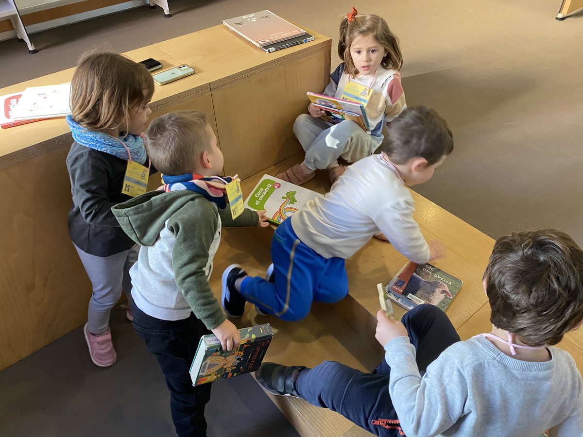 GeorginaMDC's tweet photo. Divendres els Troglos vam anar a la Biblioteca. L’Albert ens va estar explicant històries i contes màgics que ens van encantar 😍😍@escolamdcprat https://t.co/zRywj1YVJ3