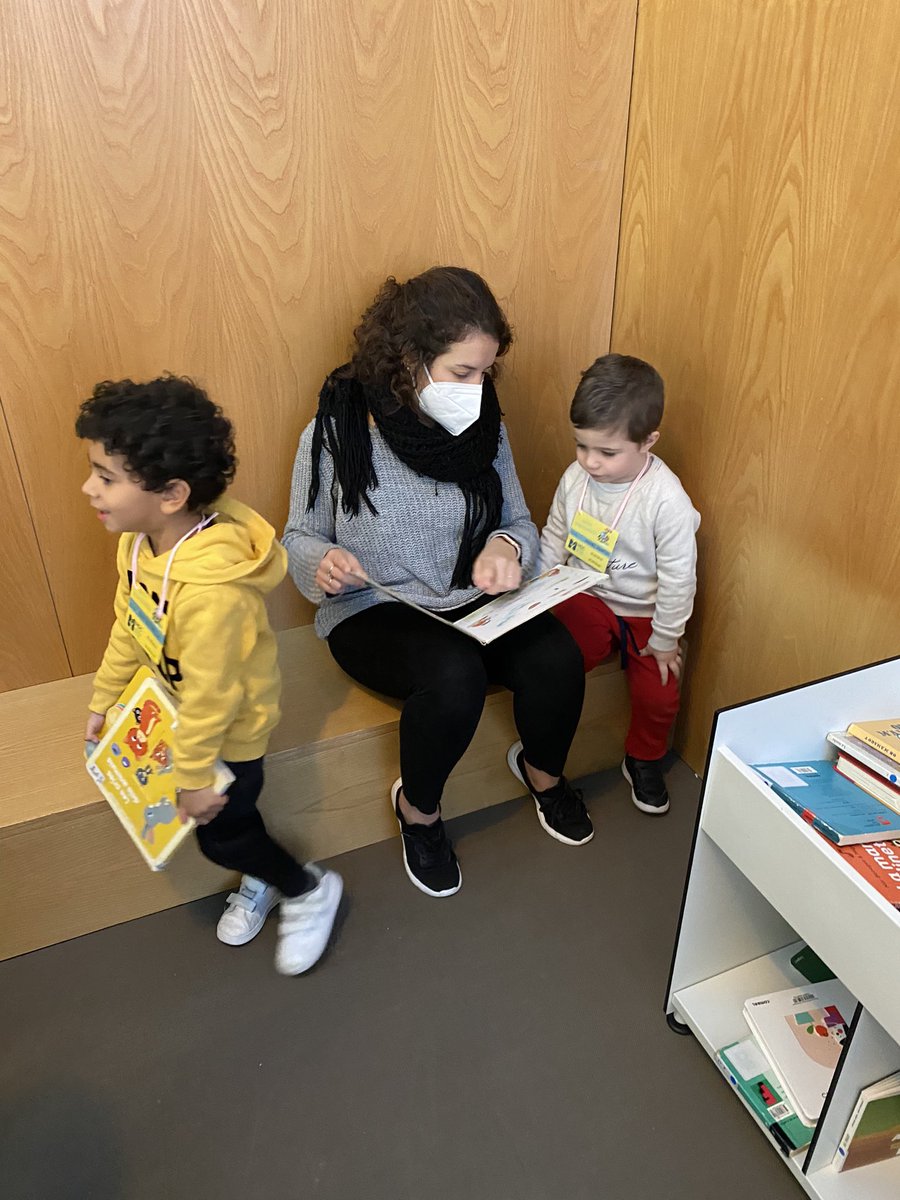 GeorginaMDC's tweet photo. Divendres els Troglos vam anar a la Biblioteca. L’Albert ens va estar explicant històries i contes màgics que ens van encantar 😍😍@escolamdcprat https://t.co/zRywj1YVJ3
