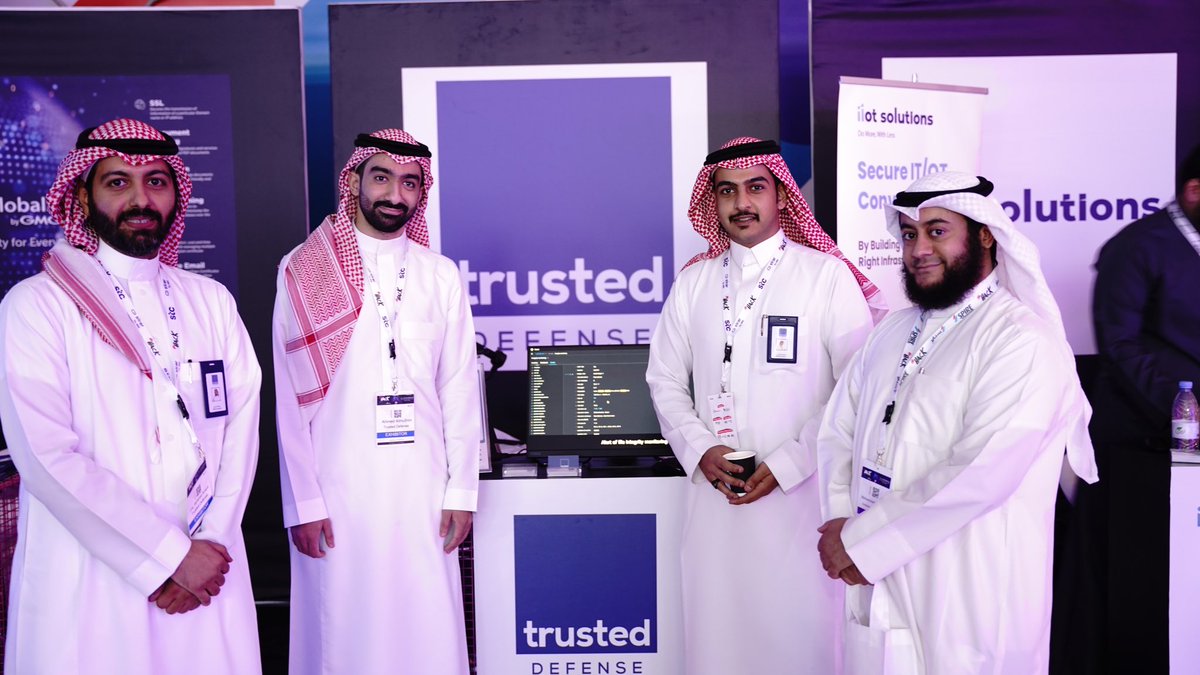 TrustedDefense's tweet photo. سعدنا بزيارة المهندس @Voulnet لجناح ديفنس في @athackcon 
#athackcon https://t.co/BBxBk8ng6P