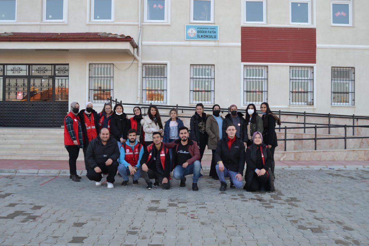 afyondamla's tweet photo. Bu gün yine renklerimiz ile hem çocuklara hem de duvarlara dokunduk. Çok güzel anılar biriktirdik. 💧🎨

İhsaniye Döğer Fatih İlkokulu etkinliğimizden geriye kalan anlarımız. 🎉
Öncelikle okul müdürümüze öğretmenlerimize ve gönüllülerimize çokca teşekkür ederiz.
İyi ki varsınız. https://t.co/CiMmUt7GeJ