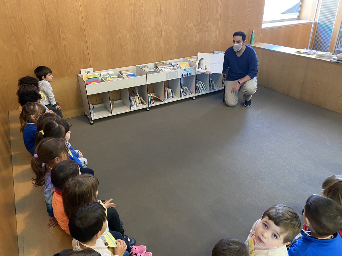 GeorginaMDC's tweet photo. Divendres els Troglos vam anar a la Biblioteca. L’Albert ens va estar explicant històries i contes màgics que ens van encantar 😍😍@escolamdcprat https://t.co/YP4jcJ9st5
