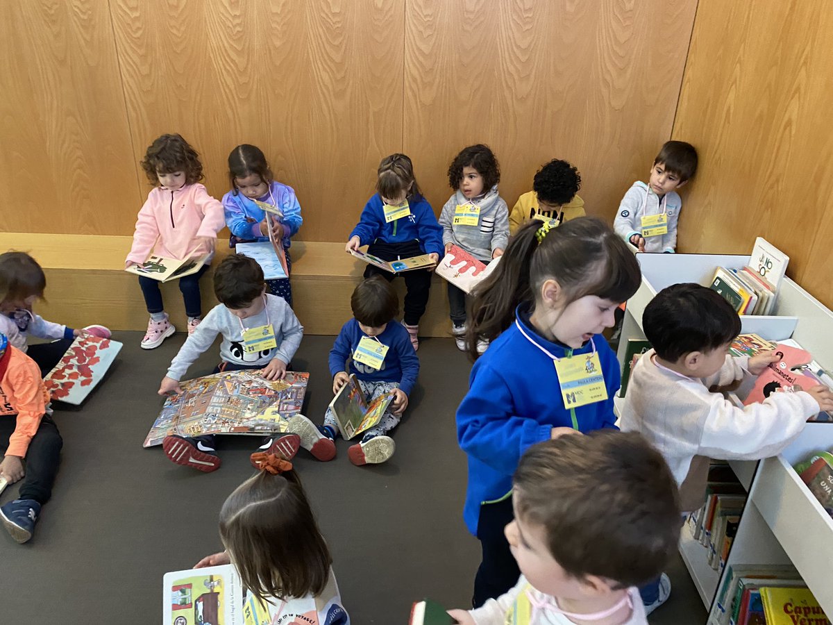 GeorginaMDC's tweet photo. Divendres els Troglos vam anar a la Biblioteca. L’Albert ens va estar explicant històries i contes màgics que ens van encantar 😍😍@escolamdcprat https://t.co/YP4jcJ9st5