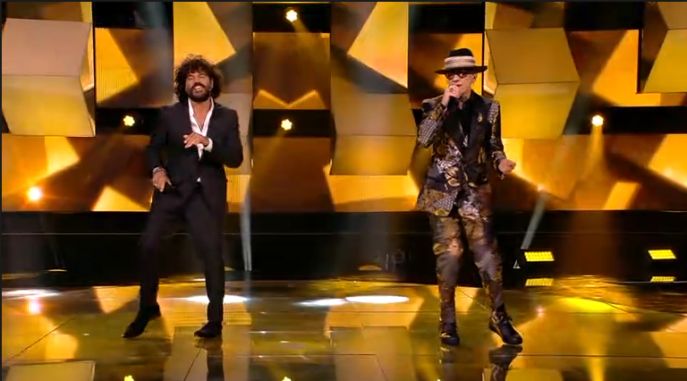 acfanscommunity's tweet photo. All togheter now, Francesco Renga e J-Ax cantano Svalutation [VIDEO] (https://t.co/lW2lTT2rvj) #adrianocelentano #celentano #francescorenga #jax #svalutation https://t.co/beqowPIjQA
