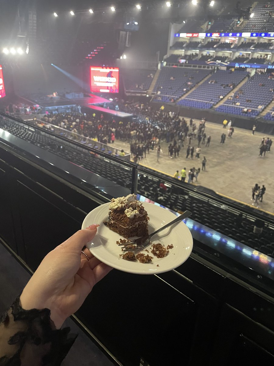 Laureeennw's tweet photo. We got upgraded  to our own suite, birthday cake included. ! Thank you so much @O2angels @O2PriorityUK  @wizkidayo @arnold_flameboy https://t.co/3Kh8fmVtbF