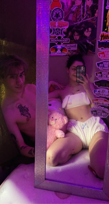 picture of @trapplin777 being a supportive bf by holding the mirror for me https://t.co/O4NGGWJgnW