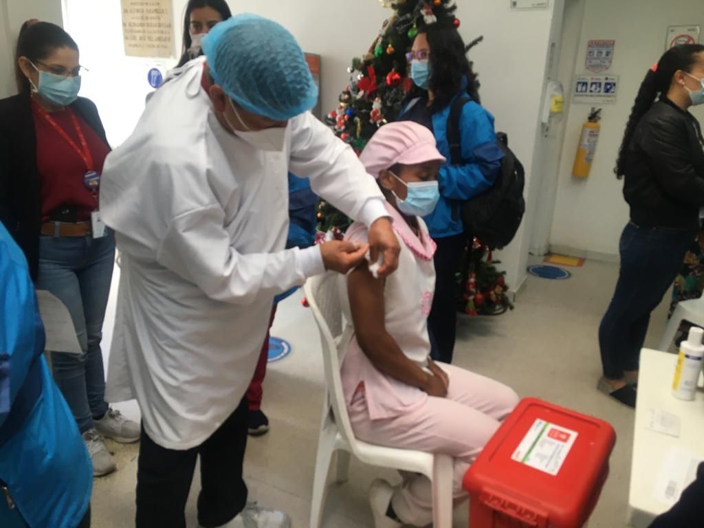 SubRedSur's tweet photo. #AEstaHora en la sede Centro Juvenil de la @SubRedSur, aplicamos la tercera dosis contra el #COVID19 para el personal de la salud.
Una actividad que contribuye a la lucha para prevenir complicaciones de salud por esta enfermedad.
#juntosnoscuidamos
#BogotáSeCuida https://t.co/unrB7UWSyK