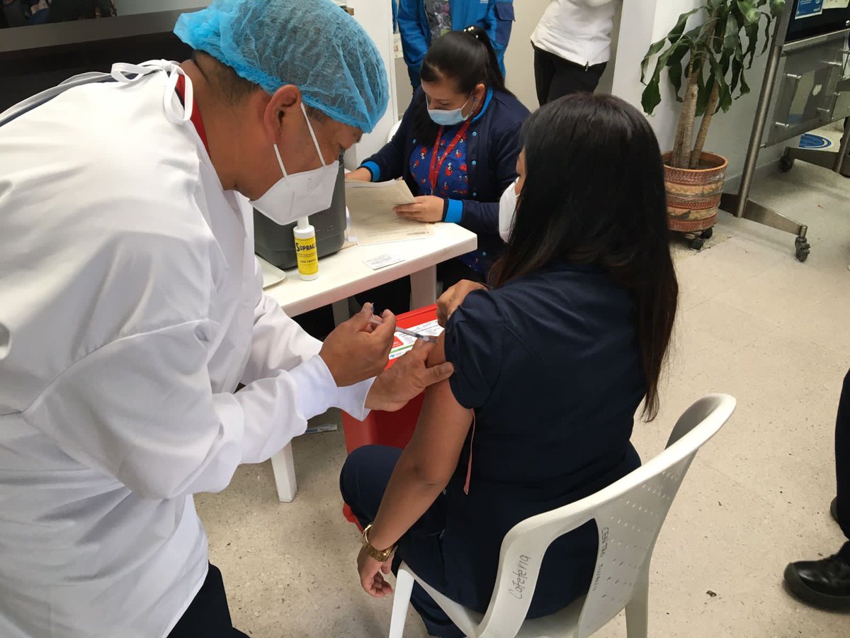 SubRedSur's tweet photo. #AEstaHora en la sede Centro Juvenil de la @SubRedSur, aplicamos la tercera dosis contra el #COVID19 para el personal de la salud.
Una actividad que contribuye a la lucha para prevenir complicaciones de salud por esta enfermedad.
#juntosnoscuidamos
#BogotáSeCuida https://t.co/unrB7UWSyK