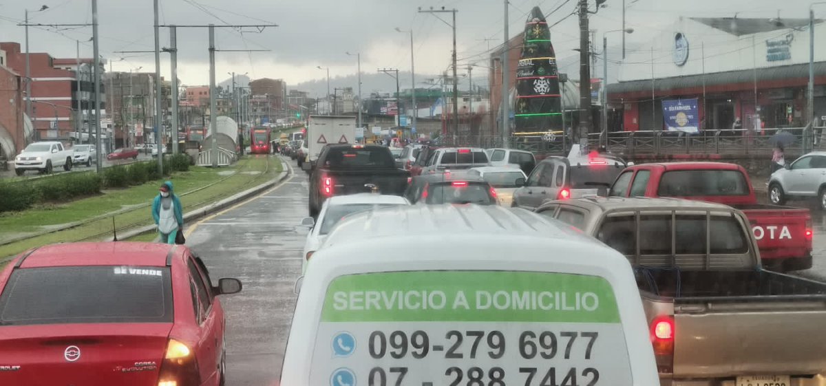 tomebamba's tweet photo. La avenida de Las Américas, en el sector de la Feria Libre El Arenal, en #Cuenca está inundada y se paraliza el servicio del Tranvía hacia la zona sur, pues los rieles están cubiertos de agua, reporta @Informados_Ec https://t.co/QdGqrfSZBg