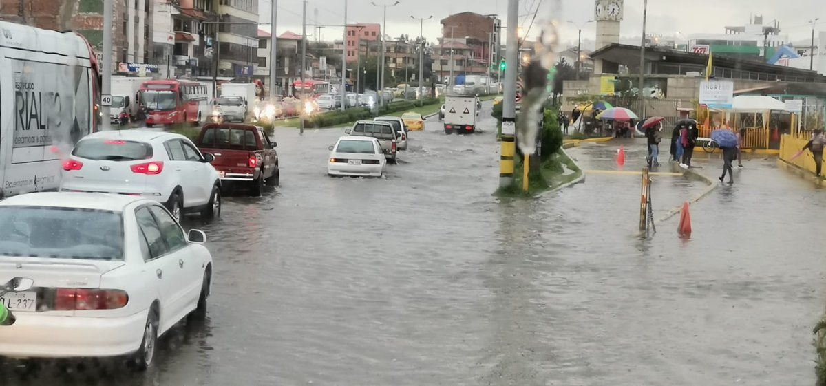 tomebamba's tweet photo. La avenida de Las Américas, en el sector de la Feria Libre El Arenal, en #Cuenca está inundada y se paraliza el servicio del Tranvía hacia la zona sur, pues los rieles están cubiertos de agua, reporta @Informados_Ec https://t.co/QdGqrfSZBg