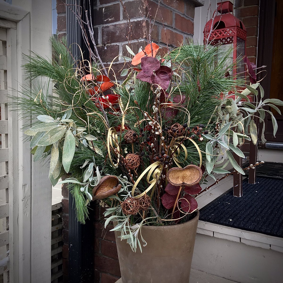 panvolta's tweet image. Inspired by all the gorgeous winter planters, I tried my hand at building my own. Bought some branches and supplemented using elements I already had at home. Clipped a few sage branches and dressed them up using gold glitter spray paint. A day off well spent, loving the outcome!