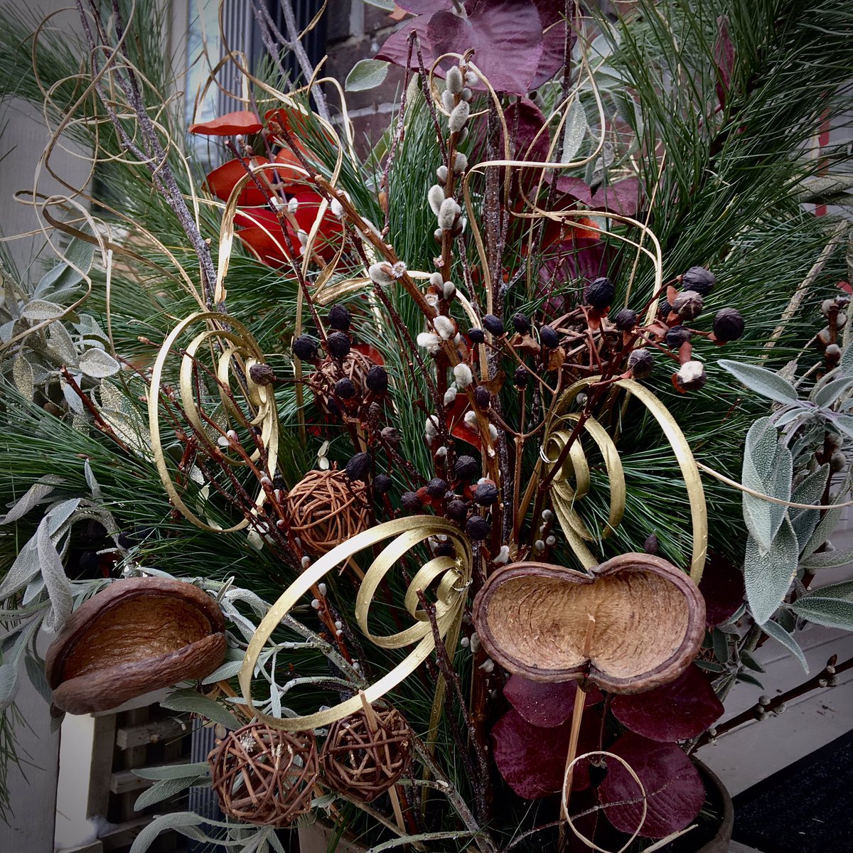 panvolta's tweet image. Inspired by all the gorgeous winter planters, I tried my hand at building my own. Bought some branches and supplemented using elements I already had at home. Clipped a few sage branches and dressed them up using gold glitter spray paint. A day off well spent, loving the outcome!