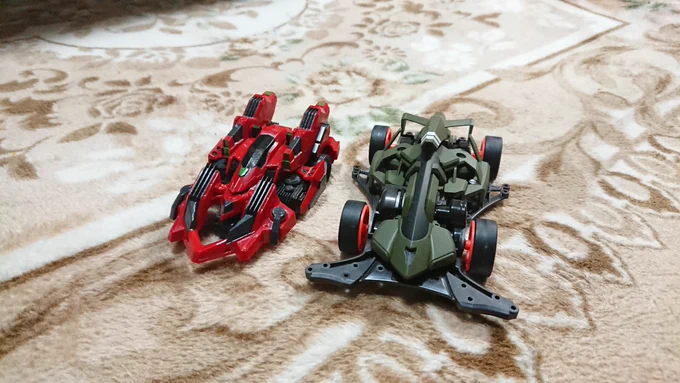 ミニ四駆と比べるとバトルアクセルは小柄 