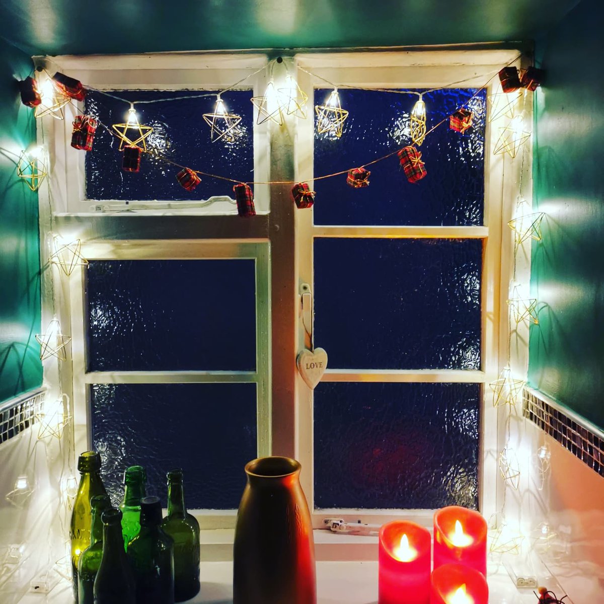 lazyperfection's tweet photo. Christmas has arrived in Horningsham! #festive #decorations #christmasdecorations #christmas #christmaslights #countryhome #countrycottage #winter #christmastree #catproofchristmastree https://t.co/xdShjrSnIy