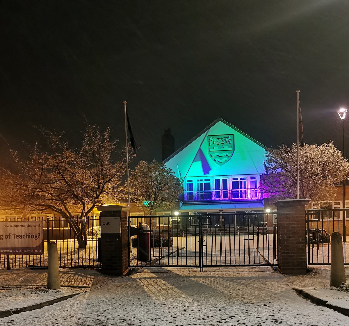 Our school looking magical in the snow last night!

We have a vacancy for a Science Technician to join our amazing team. Part time hours, term time only and full training given. 

Could you be our tewest recruit to #teamweydon?

To Apply please visit: weydonschool.surrey.sch.uk/334/vacancies