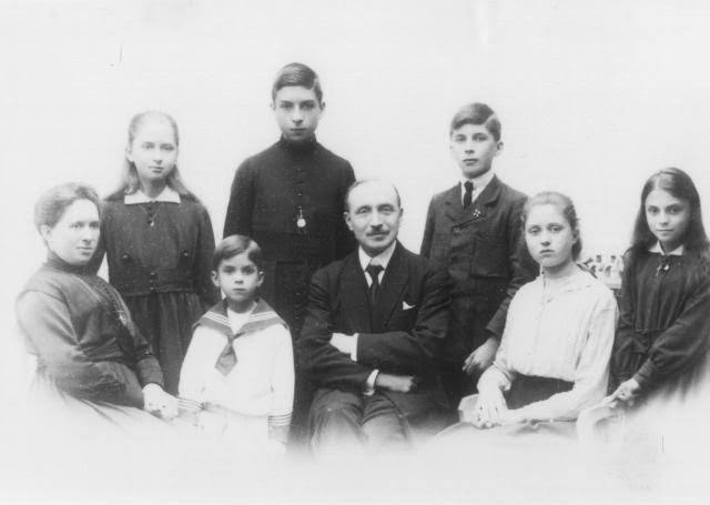 FSSPXES's tweet photo. 116° aniversario del nacimiento de Monseñor Lefebvre - El miércoles 29 de noviembre de 1905, nació Marcel Lefebvre, tercer hijo de René Lefebvre y Gabrielle Watine. En la fiesta del apóstol San Andrés, fue bautizado como Marcel François Marie Joseph. https://t.co/I83rLZ1fkG https://t.co/PlOIPOnT5a