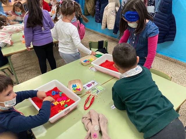 PequesdelV's tweet photo. Comenzamos nueva aventura con nuestras compis de ciclo introduciendo los #ambientesdeaprendizaje
Todo el en blog: https://t.co/mHOURiAx8f https://t.co/hhn8QCQ1aZ