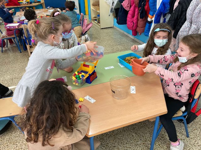 PequesdelV's tweet photo. Comenzamos nueva aventura con nuestras compis de ciclo introduciendo los #ambientesdeaprendizaje
Todo el en blog: https://t.co/mHOURiAx8f https://t.co/hhn8QCQ1aZ