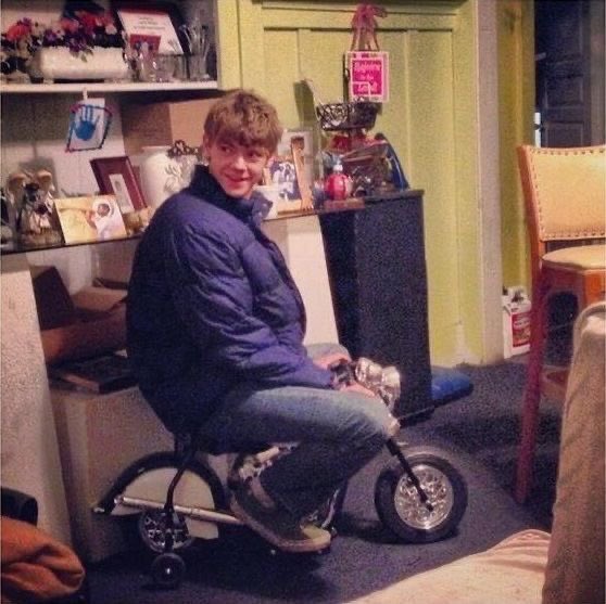 n3wtie's tweet photo. neném andando de bike😓🆘✨ https://t.co/xHq9BaMxD2