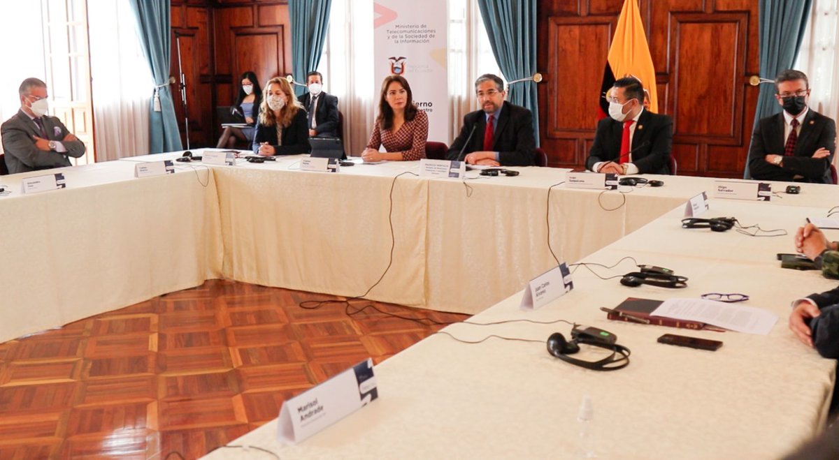 Telecom_Ec's tweet photo. ¡Unidos para crear ciberespacios seguros!
La ministra @vmaino, junto con autoridades como @aatreppel de @OEA_CICTE, @SoyJCAlvarez de @BancoMundialLAC, embajador de @USembassyEC #EmbMikeFitzpatrick, canciller @MMontalvoEC plantearon un ruta para robustecer la seguridad en el país. https://t.co/cU5R0ejxEl