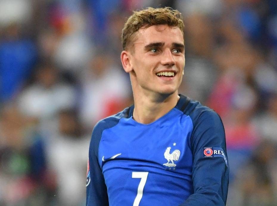 ActualitsGriez1's tweet photo. Mbappe a fait une meilleure année que Benzema mais comme Griezmann en 2016 et 2018  il n'a pas le soutien du public français scandal  #BallonDor #BallonDor2021  #Mbappe  #Griezmann  #Benzema https://t.co/URhtJAJAzk